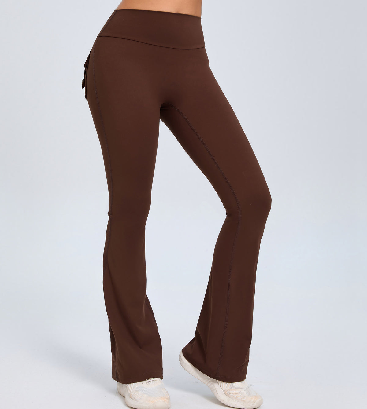 Leggings acampanados con espalda en V y scrunch
