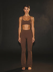 Leggings acampanados con espalda en V y scrunch