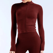 Chaqueta deportiva ajustada con cremallera frontal