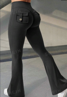 Leggings acampanados con espalda en V y scrunch