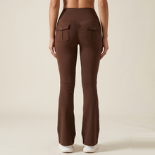 Leggings acampanados con espalda en V y scrunch