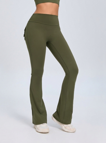 Leggings acampanados con espalda en V y scrunch
