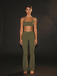 Leggings acampanados con espalda en V y scrunch