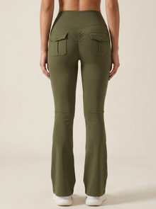 Leggings acampanados con espalda en V y scrunch