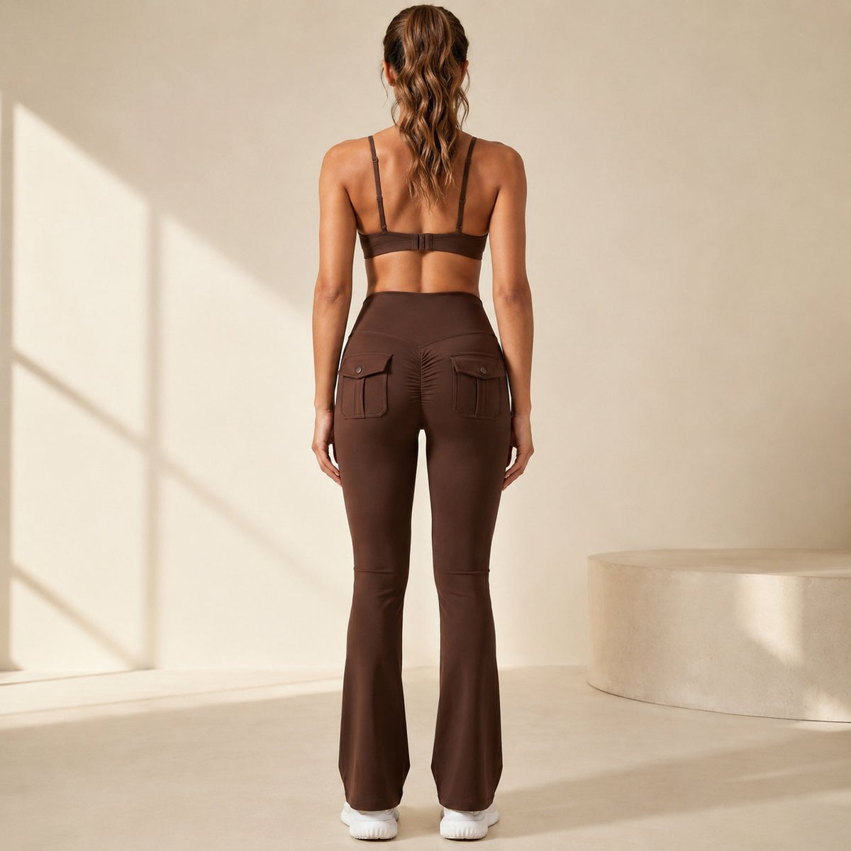 Mallas acampanadas scrunch espalda en V color marrón - vista trasera cuerpo entero BeautyThings