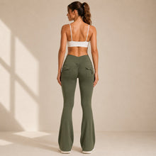 Leggings acampanados con espalda en V y scrunch
